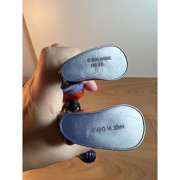 Marvel 2000 Spiderman Figure Fully Posable - Picture 9 of 10